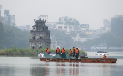 Không khí trước đêm Giao thừa: Người Hà Nội háo hức mong chờ màn pháo hoa "chưa từng có" giữa hồ Hoàn Kiếm