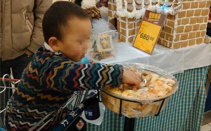 Cháu trai mở socola liếm thử rồi bỏ lại, cách người bà phản ứng khiến khách hàng đều sốc: Đứa trẻ này sẽ lớn lên thế nào?