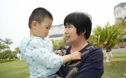 Nghỉ lễ về nhà bà nội hay bà ngoại? Câu trả lời của đứa trẻ khiến người mẹ đứng bên đỏ bừng mặt!