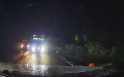 Xe khách coi thường biển cấm, liều lĩnh vượt ẩu trên quốc lộ