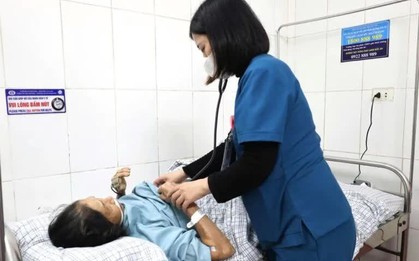 Bị gà đạp vào tay, bệnh nhân mắc uốn ván nguy kịch