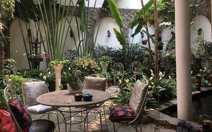 Cơ ngơi đẹp hơn tranh của “phù thuỷ” thiết kế xiêm y Táo Quân