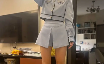 Mẹ khoe 7 bộ váy định mặc trong lễ tốt nghiệp của con, dân mạng xem xong lắc đầu: Nếu chị thương con thì thay ngay bộ khác!