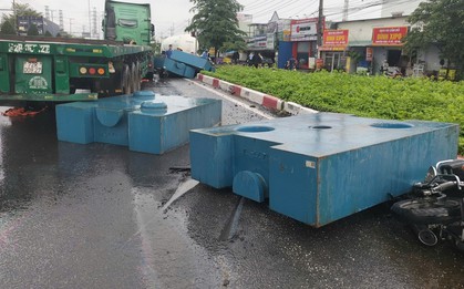 4 khối sắt rơi khỏi xe container, trúng người đi xe máy ở TP.HCM