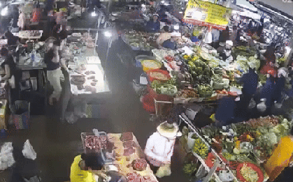 Camera ghi lại khoảnh khắc khiến cả chợ run sợ bỏ chạy