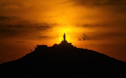 Sốt rần rần khoảnh khắc hoàng hôn đẹp siêu thực tại núi Bà Đen, Tây Ninh