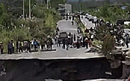 Video "hố tử thần” sụt lún khủng khiếp, bẻ gãy đường cao tốc ở Indonesia