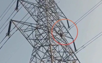 Bị từ chối kết hôn, nam thanh niên trèo lên cột điện đòi tự tử