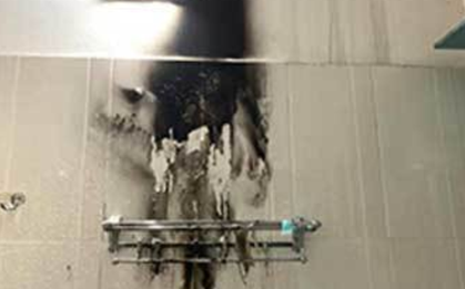 Đèn sưởi nhà tắm bất ngờ phát nổ: Cận cảnh hiện trường khiến nhiều người hoang mang