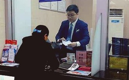 Rút 900 triệu người thân nước ngoài gửi về, nhân viên ngân hàng: Tài khoản 0 đồng, đã rút sạch cách đây 2 ngày