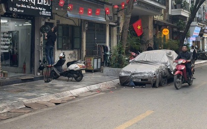 Ô tô phủ bạt "nằm lì" 4 năm trên phố Bát Sứ: Một người đàn ông ra làm việc với công an