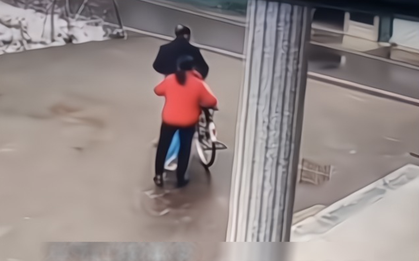 Đi làm xa, mẹ mở camera ra ngắm con rồi bật khóc khi chứng kiến hành động bố mẹ chồng làm với con mình