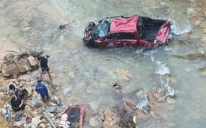 Sau va chạm, ô tô bán tải chở 4 người lao từ đường cao tốc La Sơn - Hòa Liên xuống suối