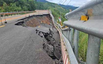 8 tuyến đường sạt lở nặng, Khánh Hòa công bố tình huống khẩn cấp