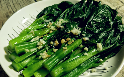 Ăn 1 loại rau thường xuyên, người phụ nữ 60 tuổi ung thư 10 năm không tái phát: Việt Nam bán đầy chợ, giá lại rẻ