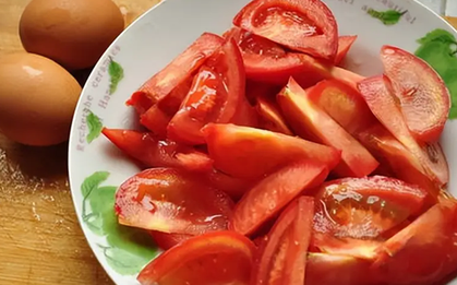 Người phụ nữ 50 tuổi ăn cà chua mỗi ngày, 1 năm sau kết quả khám sức khỏe gây bất ngờ