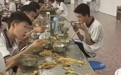 Bức ảnh thức ăn vương vãi trên bàn ăn ở trường học gây bão mạng, bất ngờ nhận 11 ngàn lượt "thích": Chuyện kỳ cục gì thế?