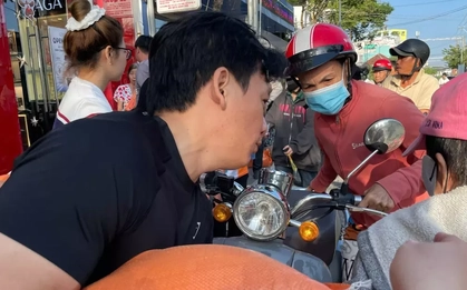 Người khó khăn ở TPHCM xúc động nhận quà từ thanh niên trúng số độc đắc