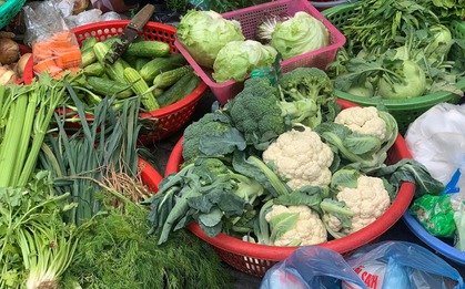 10 loại rau củ quả dễ bị phun thuốc nhất chợ