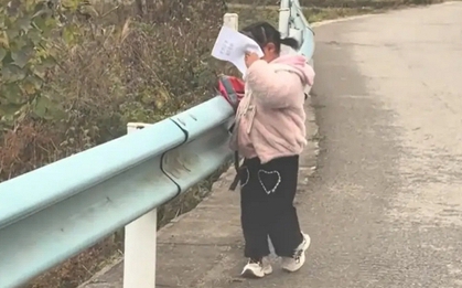 Hàng nghìn cư dân mạng cười ngất khi biết lý do bé gái trong ảnh lấy vở che mặt!