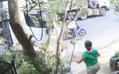 Khoảnh khắc thót tim chiến sĩ cảnh sát cứu nữ sinh trước đầu xe container