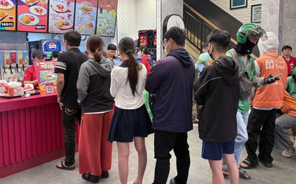 Trào lưu xếp hàng mua gà rán "săn tuần lộc" gây sốt trong giới trẻ mùa Noel 2025