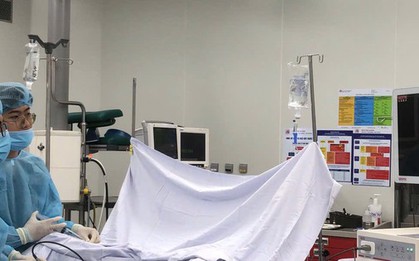 Bắt chước trên mạng, chàng trai nhét dây sạc điện thoại vào vùng kín