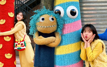 Cây cối trên đường phố đồng loạt mặc áo: Trào lưu "ôm cây" đang khiến dân tình phát sốt vì quá chữa lành!