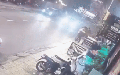 Xe ô tô bất ngờ lao lên vỉa hè, tông trúng nhiều người