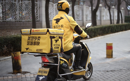 Shipper đang giao đồ ăn thì nhìn thấy chiếc gối lạ bên đường, anh lập tức báo cảnh sát và cứu đc 1 người