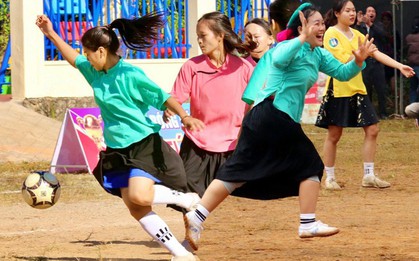 Giải bóng đá dễ thương số 1 thế giới: Khi các cô gái tự hào mặc trang phục dân tộc ra sân thi đấu