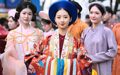 Nét căng: Dàn nam thanh, nữ tú mặc cổ phục Việt "đi đám cưới" ở Hồ Hoàn Kiếm