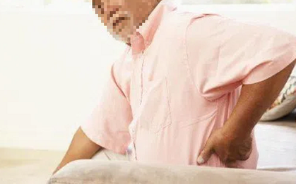 Đau bụng kéo dài, người đàn ông 75 tuổi bất ngờ phát hiện bí mật "đáng sợ"