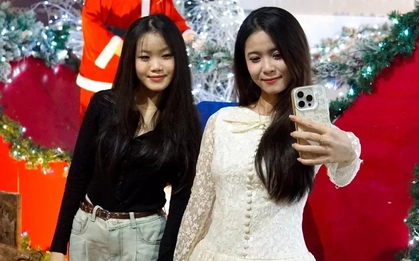 Nhiều người háo hức 'lên đồ' check-in Giáng sinh sớm