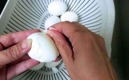 Trứng luộc dễ bóc vỏ “hơn ngàn lần” nếu được ngâm vào thứ này