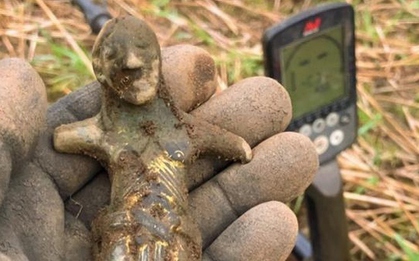 Dò kim loại, người đàn ông phát hiện "kho báu" trên cánh đồng