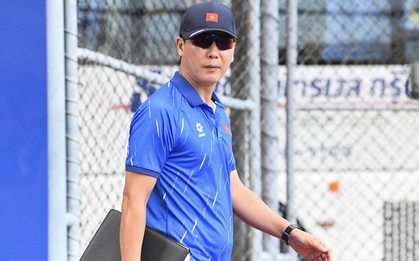 HLV Kim Sang-sik đeo kính râm cực ngầu, chiếm trọn spotlight ở buổi tập của U22 Việt Nam trước trận "đại chiến" với U22 Malaysia