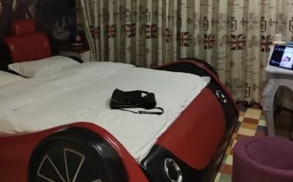 Nữ sinh đặt khách sạn gần điểm thi công chức cho tiện, vừa mở cửa ra thì thấy một thứ: Suýt bỏ thi luôn!