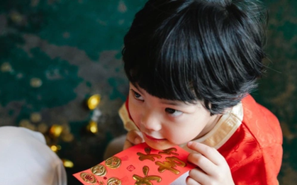 Ngồi so tiền lì xì với anh họ, con trai quay sang hỏi 1 câu khiến vợ chồng tôi ngượng chín mặt, bà nội rút ví mừng thêm cháu 500.000 đồng