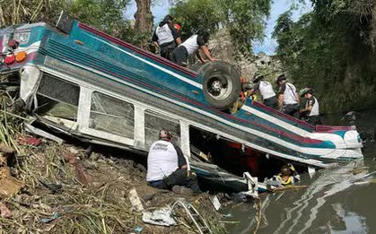 Vụ xe buýt lao khỏi cầu, rơi xuống khe núi khiến ít nhất 51 người thiệt mạng: Những hình ảnh hiện trường ám ảnh