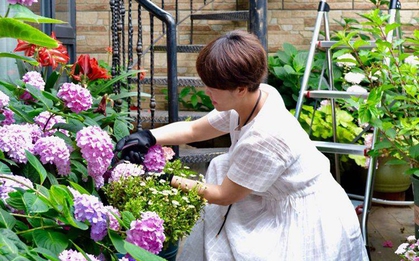 Khu vườn sân thượng độc đáo với hoa phủ kín 2 tầng nhà của mẹ 3 con!