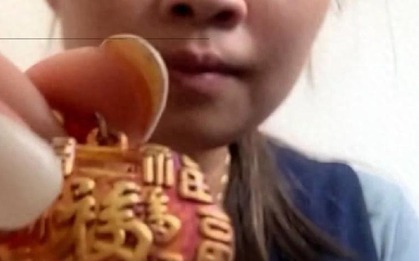 Chi 3 triệu mua lắc vàng 999, người phụ nữ khóc tức tưởi khi thấy hiện tượng lạ