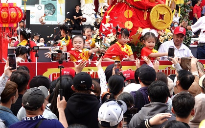 YouTuber rầm rộ livestream, hàng nghìn người đổ ra đường xem lễ rước kiệu chùa Bà Bình Dương