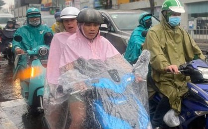 TP.HCM hứng mưa trái mùa kéo dài, dự báo lớn nhất 20 năm qua