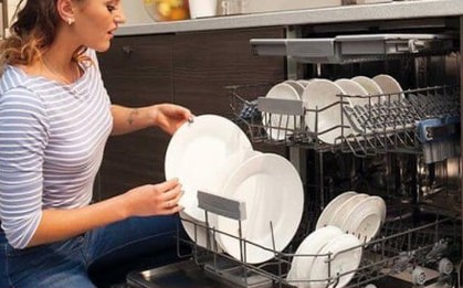 Có bắt buộc dùng nước làm bóng khi sử dụng máy rửa bát?