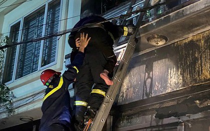 Cảnh sát cõng cụ bà 94 tuổi xuống thang thoát khỏi đám cháy nhà 3 tầng