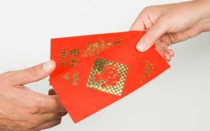 Bị cha lấy tiền lì xì, con trai lập tức gọi điện báo cảnh sát