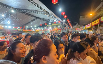 Ngay lúc này, hàng trăm người chen chúc ở 1 địa điểm tại Sài Gòn, tất cả là vì món ăn 1 năm chỉ bán 1 lần