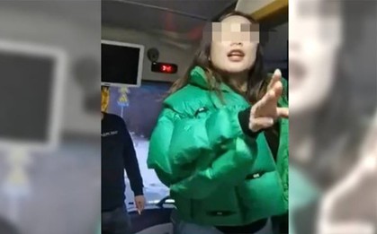 Hướng dẫn viên dọa đuổi du khách ra giữa trời tuyết nếu không mua hàng