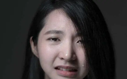 Đạt điểm thi ĐH ngang thủ khoa, nữ sinh hào hứng gọi điện khoe thầy giáo thì nhận tin sét đánh: "Thật tội cho em!"